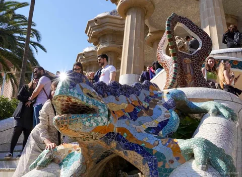 Mosaikdetails im Park Güell auf der Sagrada Familia Kombitour