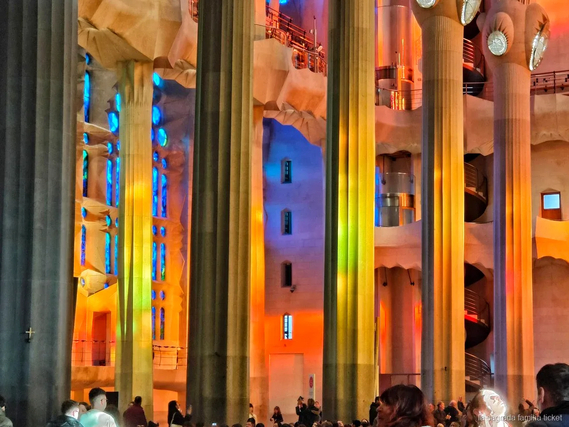 Kleine Gruppe auf der Sagrada Familia Privattour mit Architekt
