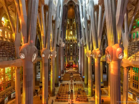 Visitant amb l'entrada amb audioguia de la Sagrada Familia fent servir l'aplicacio a dins